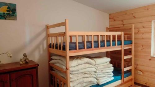 a bunk bed in a room with towels at Oleandria-,, Domek Mięta" in Biskupiec