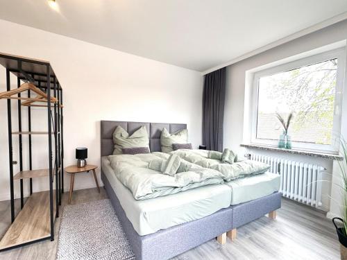 Кровать или кровати в номере Moderne Apartments im Zentrum - Hermannliving