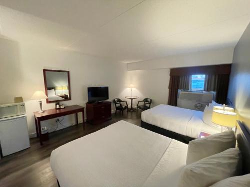 Habitación de hotel con 2 camas y TV en Days Inn & Conference Centre by Wyndham Camrose Norsemen, en Camrose