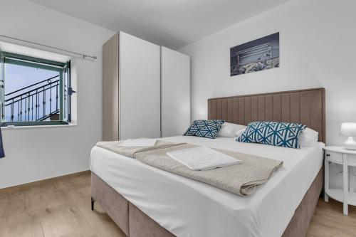 Villa Irena with heated pool and sea view