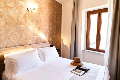 um quarto com uma cama com um chapéu em Casa Altarocca - Home Design em Tarquinia