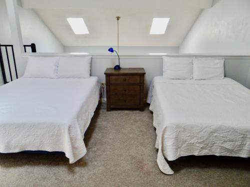 1 dormitorio con 2 camas y mesa con lámpara en 35B GCR Everything Zen A Quiet Escape en Myrtle Beach