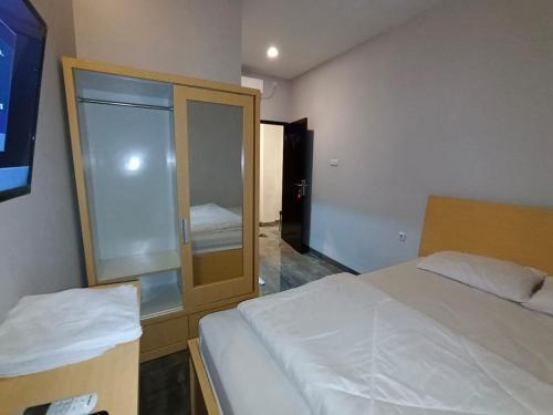 Una cama o camas en una habitación de Guesthouse Cempaka