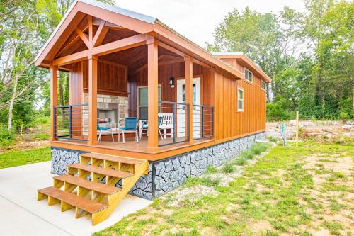 Casa pequeña con porche y escalera en Four Corners RV Resort, en Antioch