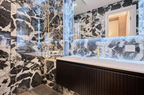 La salle de bains est pourvue d'un lavabo et d'un miroir. dans l'établissement City Living at it's Finest on Clarence, à Sydney