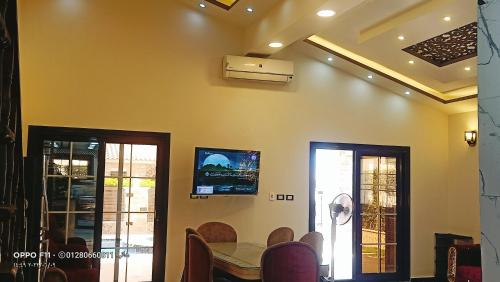 Un televizor și/sau centru de divertisment la امون الساحل الشمالي