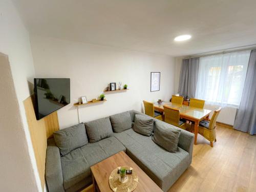 uma sala de estar com um sofá e uma mesa em Moderne Ferienwohnung Felbbauer #50 em Knittelfeld