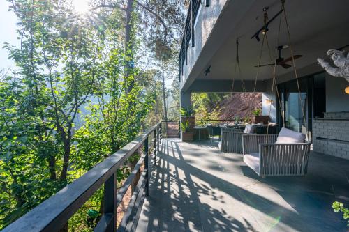 Balkón nebo terasa v ubytování SaffronStays The Hill Abode