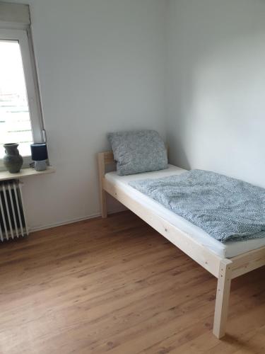 - une chambre avec un lit dans une pièce dotée d'une fenêtre dans l'établissement Gasthaus Thiele, à Südbrookmerland