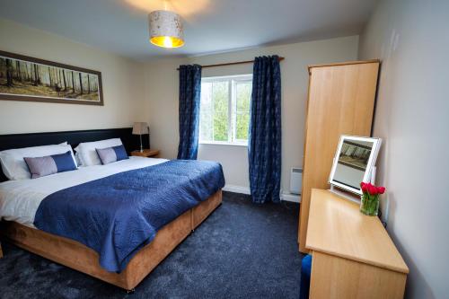 a bedroom with a large bed and a window at 15 Killarney Holiday Village in Killarney