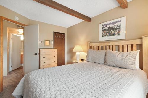 Katil atau katil-katil dalam bilik di Trails End 211 by Great Western Lodging