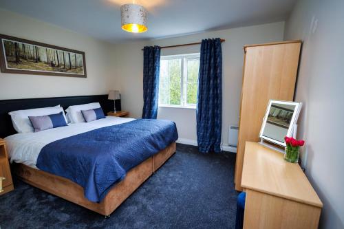 a bedroom with a large bed and a window at 15 Killarney Holiday Village in Killarney