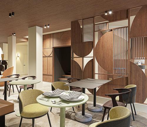 un restaurante con mesas, sillas y paredes de madera en Hôtel Gabbie en París