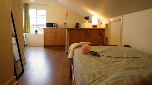 a room with a kitchen and a bed in a room at Top Chiswick Apartments, London Center Area in London