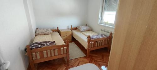 two bunk beds in a room with a window at Home Nikolić in Novi Pazar