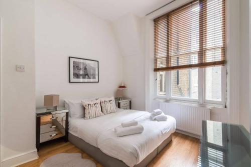 Cama ou camas em um quarto em 2BR Spacious Flat in West Kensington, Fits 6!