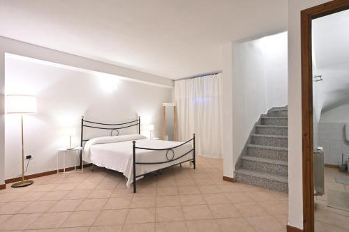 um quarto com uma cama e uma escada em La dolce vita Barisardo em Bari Sardo