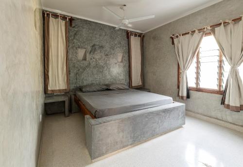 - une chambre avec un lit et une fenêtre dans l'établissement Dolce Vita Watamu Apartments, à Watamu