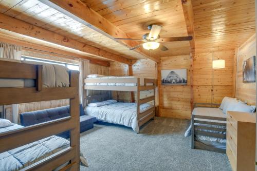 アイランド・パークにあるIsland Park Cabin with Deck about 22 Mi to Yellowstone!のログキャビン内のベッドルーム1室(二段ベッド付)