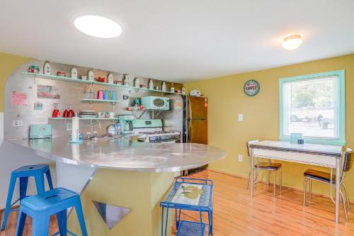 Dapur atau dapur kecil di Waterfront Virginia Retreat with Canoe, Pets Welcome