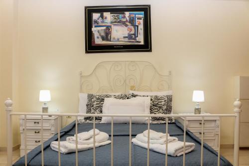 - une chambre avec un lit blanc et 2 tables de chevet dans l'établissement Artistic apartment, à Héraklion