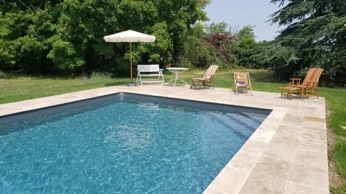 Swimming pool sa o malapit sa Nouveau! Propriété historique avec piscine, proche châteaux de la Loire et Futuroscope