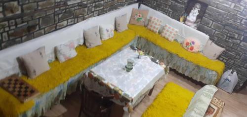 a lego room with a table and chairs at guest house in buhal in Përmet
