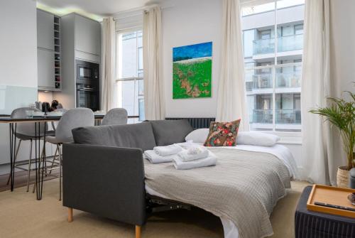 ein Wohnzimmer mit einem Sofa und einem Tisch in der Unterkunft GuestReady - Luxury Central London Apartment in London