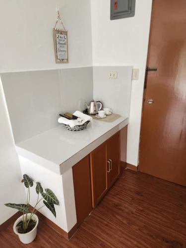 una cucina con bancone, lavandino e porta di Vivencio's Apartment 
