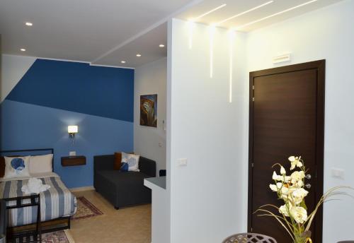 sala de estar con pared de acento azul en Casa Grazia - Guest House -, en Reggio Calabria