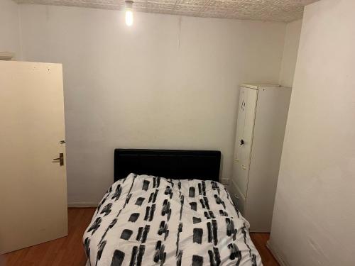 um quarto com uma cama num quarto com 2 armários em Private room close to city centre em Birmingham