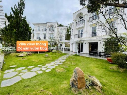 une maison blanche avec un panneau indiquant villify view en louant une étoile vierge blog dans l'établissement Villa Đà Lạt - Biệt Thự Đà Lạt Khu Có Nhiều Thông, à Khu Chi Lăng