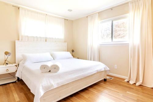 a bedroom with a bed with two towels on it at 5 bedrooms with 4 Full Bath Fire Pit BBQ and Plush Amen on 1 2 acre in Silver Spring