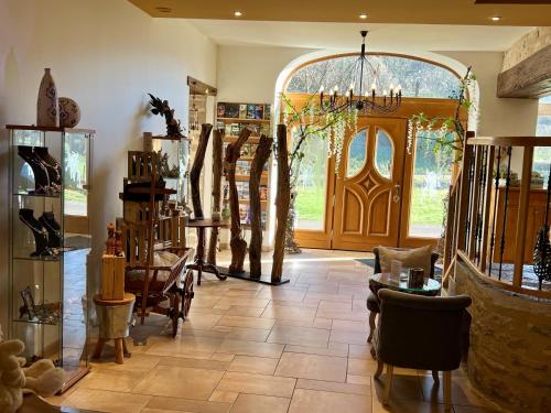 a room with a large wooden door in a store at Domaine et chambres d'Hôtes des Fées in Pretin