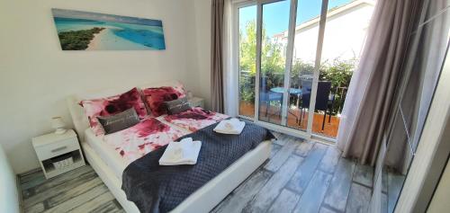 En eller flere senge i et værelse på Villa Dijana