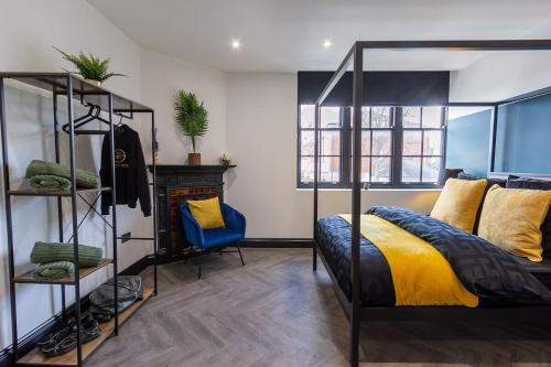 ein Schlafzimmer mit einem Etagenbett und einem blauen Stuhl in der Unterkunft 4 Beds 2 Bath Stunning Apartment On Street Parking in Brighton & Hove
