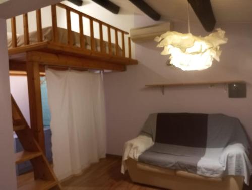 Habitación con escalera, cama y lámpara de araña. en La Casina di Chiara, en Rávena