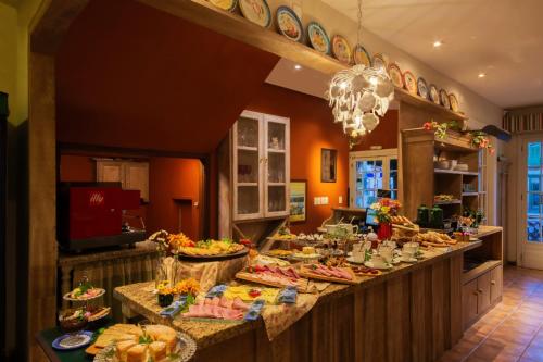 a kitchen with a buffet line with food on it at Petit Casa da Montanha in Gramado