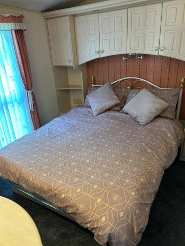 Tempat tidur dalam kamar di Hideout caravan