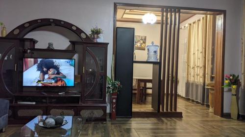 sala de estar con TV en Royal villas, en Ruhengeri