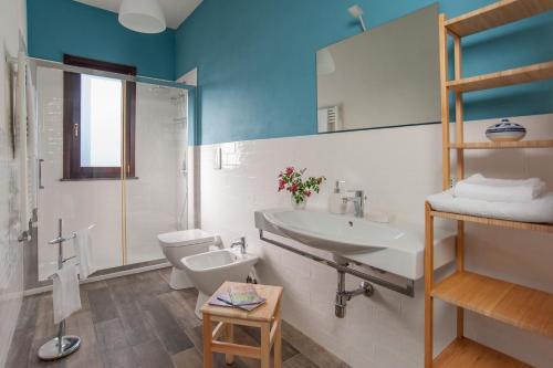 La salle de bains est pourvue d'un lavabo et de toilettes. dans l'établissement B&B Vignicella, à Castelbuono
