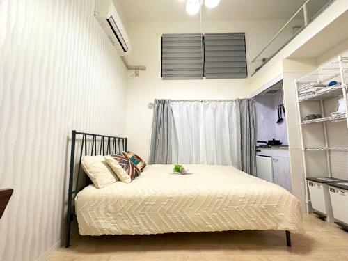 Postel nebo postele na pokoji v ubytování A shinnjuku area 徒步到新宿只需要10分钟徒步到新大久保只需要4分钟复式房间a