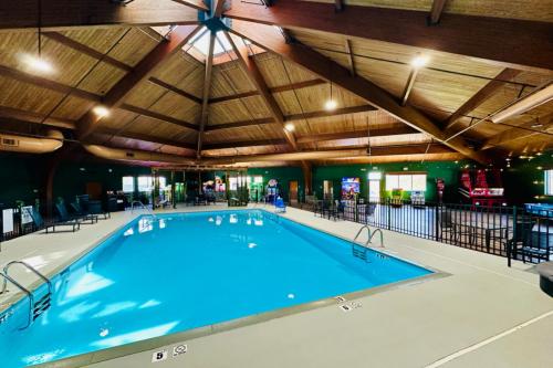 una gran piscina con un gran techo en Hotel Lex - Hotel and Conference Center, en Lexington