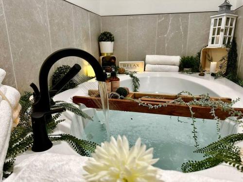 een badkamer met een bad en een fontein bij Beautiful tranquil centrally located condo in Collingwood