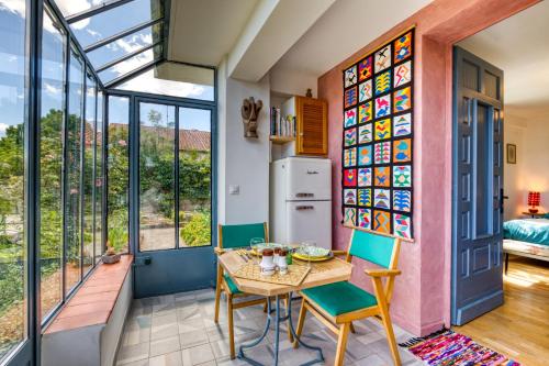 - une cuisine et une salle à manger avec une table et des chaises dans l'établissement Cocooning à Montpellier, à Castelnau-le-Lez