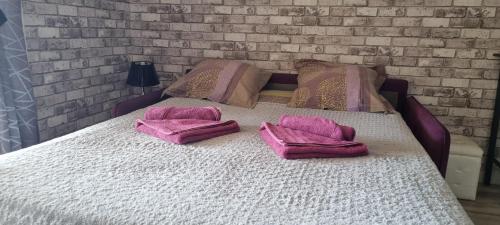カップ・ダグドにあるNaturiste Port Soleilのピンクの枕が付いたベッド