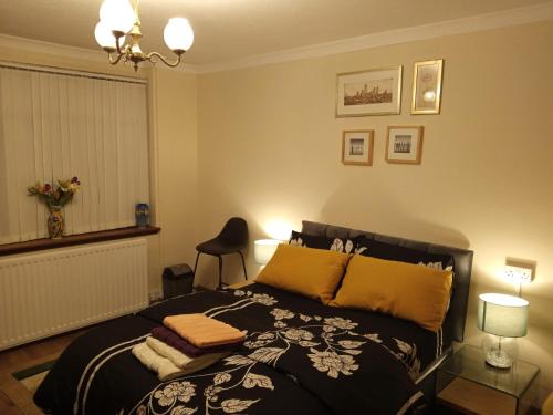 Voodi või voodid majutusasutuse Inviting 3-Bed Apartment in Walsall toas