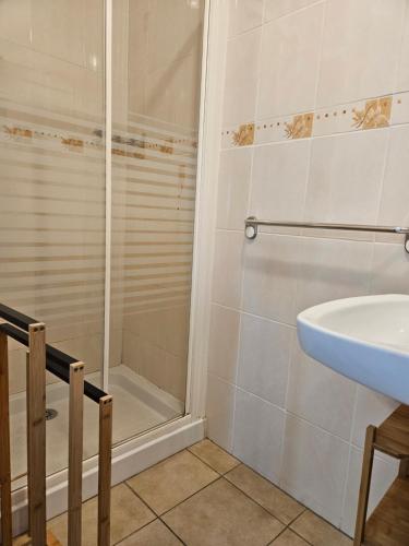 une salle de bain avec douche et lavabo dans l'établissement Maisonnette 4/6p. piscines toboggans et plage 200m, à Portiragnes