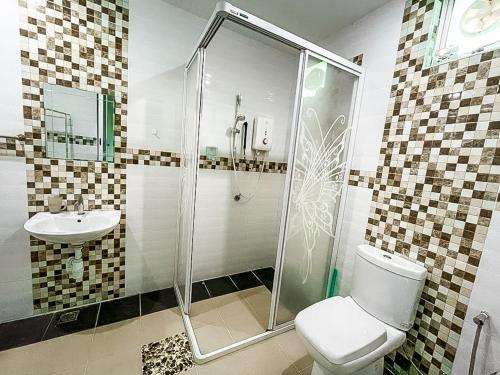 a bathroom with a shower and a toilet and a sink at Ideal Homestay Bayan Lepas in Bayan Lepas