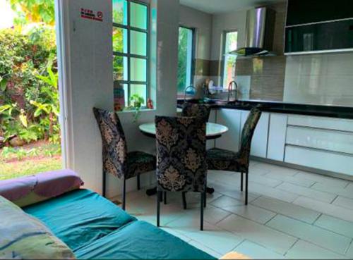 uma cozinha com mesa e cadeiras e um balcão em Ideal Homestay Bayan Lepas em Bayan Lepas